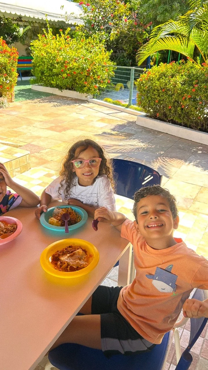 Crianças no momento da alimentação